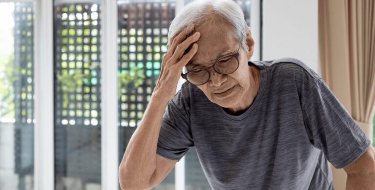 Alzheimer précoce : 10 symptômes à reconnaître